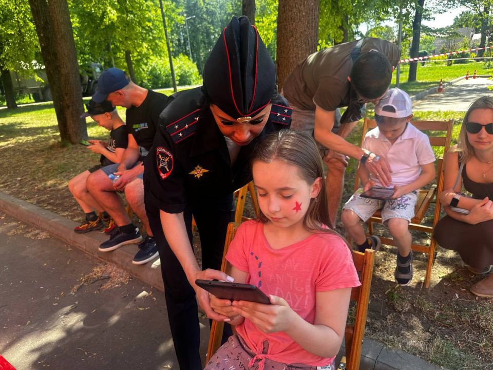 В рамках профилактического мероприятия «Внимание — дети!» сотрудники Госавтоинспекции по г.о. Электросталь отправились в парк «Восточный», чтобы проверить, насколько хорошо ребята знают правила дорожной грамотности