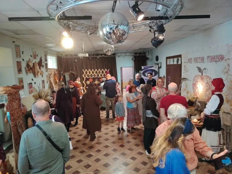 В сельском клубе «Поздняково» состоялся концерт – презентация этнокультурного проекта «По России, танцуя» В сельском клубе «Поздняково» состоялся концерт – презентация этнокультурного проекта «По России, танцуя»