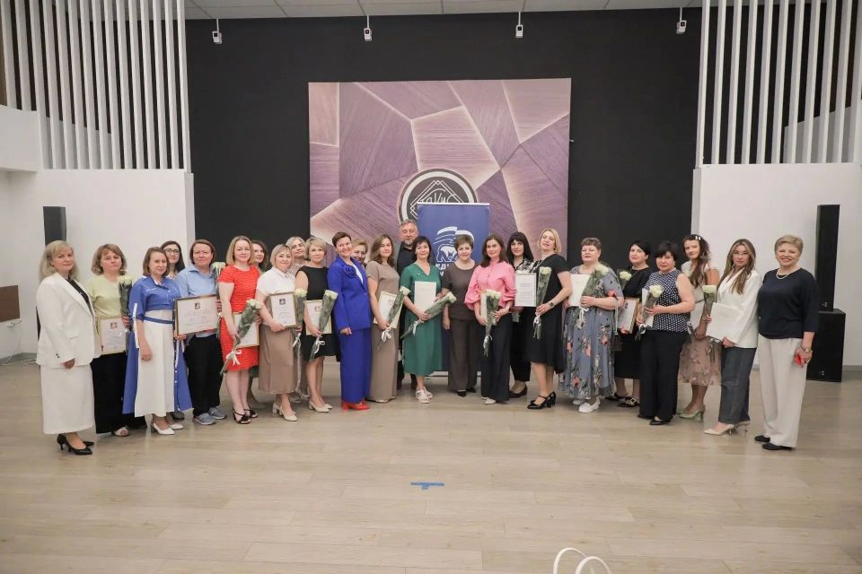 Накануне Дня социального работника в ГДКиС «Мир» состоялось торжественное награждение лучших социальных работников нашего округа Накануне Дня социального работника в ГДКиС «Мир» состоялось торжественное награждение лучших социальных работников нашего округа