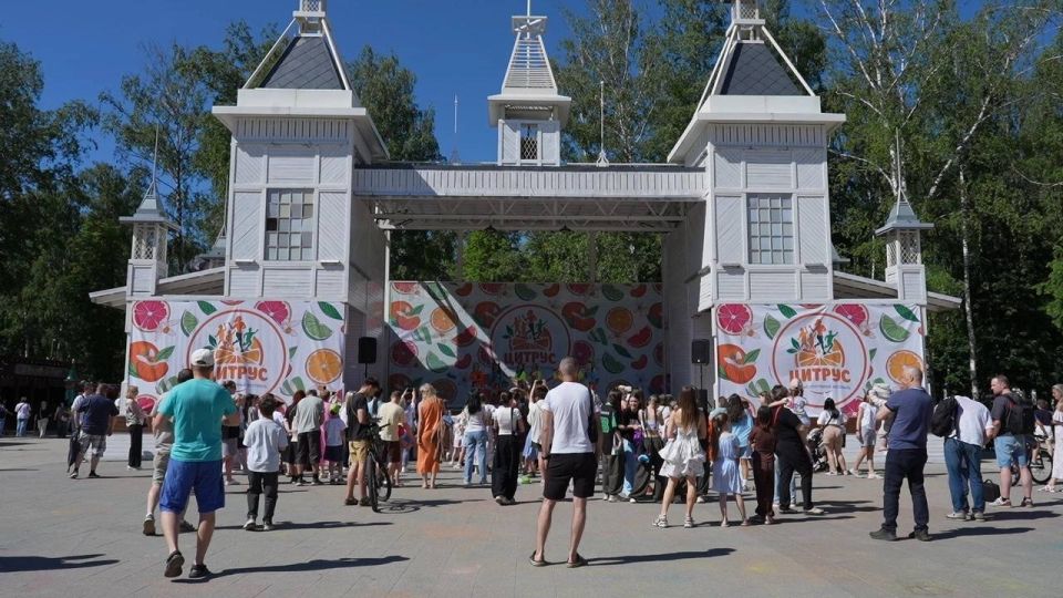 «ЦИТРУС» взорвал Пушкино!. Третий год подряд общественная организация «Творческие многодетные семьи Пушкинского» во главе с идейным вдохновителем Екатериной Неженцевой, при поддержке администрации округа, проводит фестиваль... «ЦИТРУС» взорвал Пушкино!. Третий год подряд общественная организация «Творческие многодетные семьи Пушкинского» во главе с идейным вдохновителем Екатериной Неженцевой, при поддержке администрации округа, проводит фестиваль...