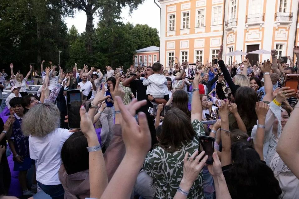Свыше 8 тысяч человек посетили VI литературно-поэтический фестиваль «Проект: ПОЭТ» в усадьбе Большие Вязёмы Свыше 8 тысяч человек посетили VI литературно-поэтический фестиваль «Проект: ПОЭТ» в усадьбе Большие Вязёмы