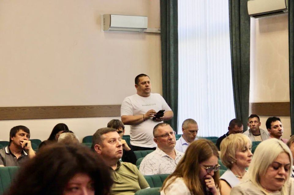 Провели сегодня «Час ЖКХ». Собрались с коллегами и разобрали то, что больше всего волнует жителей – наше с вами жильё, дворы, воду, подъезды Провели сегодня «Час ЖКХ». Собрались с коллегами и разобрали то, что больше всего волнует жителей – наше с вами жильё, дворы, воду, подъезды