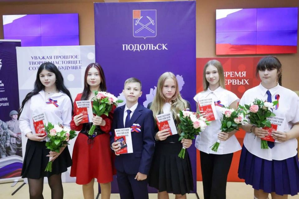 Григорий Артамонов: Сегодня вручил первые паспорта юным жителям Подольска Григорий Артамонов: Сегодня вручил первые паспорта юным жителям Подольска