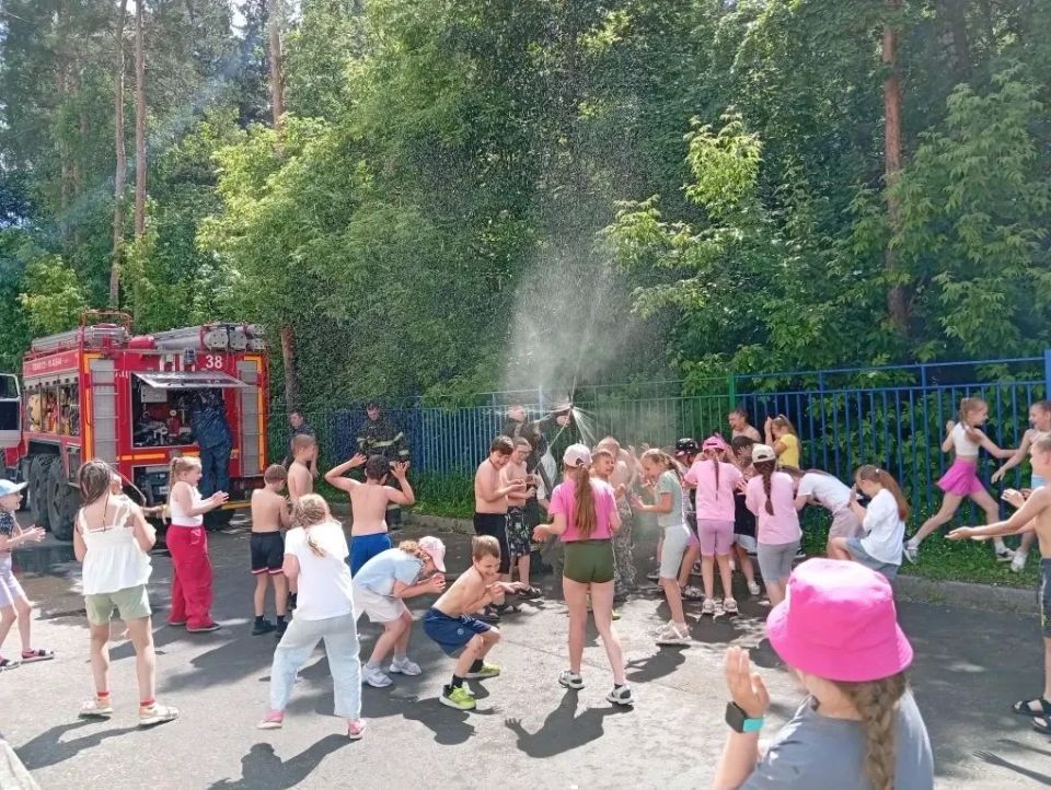 Пожарные 38-й пожарно-спасательной части провели урок безопасности для школьников лагеря «Дружный» Пожарные 38-й пожарно-спасательной части провели урок безопасности для школьников лагеря «Дружный»