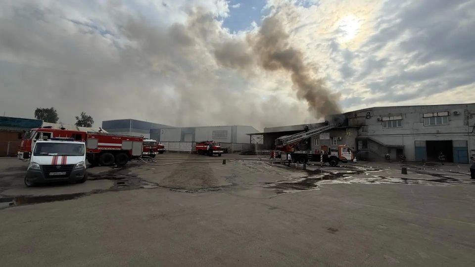 Пожар на складе в Дзержинском ликвидирован: пострадавших нет