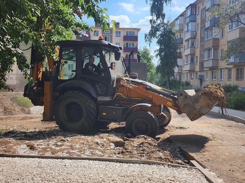 Масштабное благоустройство ведётся во дворе домов №№ 56, 57 на улице Калинина и дома №102 на улице Ломоносова