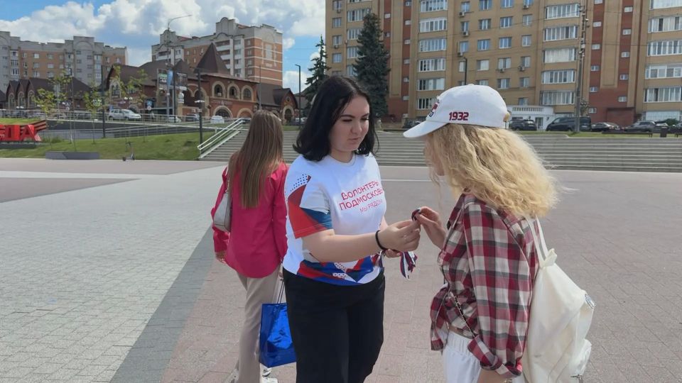 На площади Победы провели патриотическую акцию «Российский триколор», приуроченную к празднованию предстоящего Дня России На площади Победы провели патриотическую акцию «Российский триколор», приуроченную к празднованию предстоящего Дня России