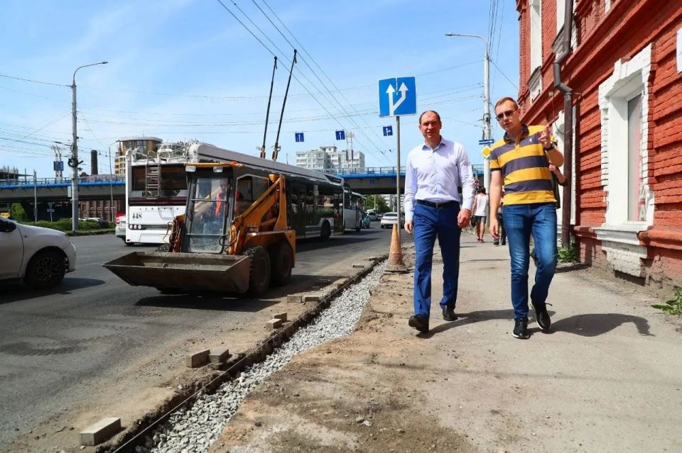Герой России, сенатор Российской Федерации («Единая Россия») Дмитрий Перминов оценил ход ремонта дороги на улице Красный Путь – одной из ключевых магистралей города Герой России, сенатор Российской Федерации («Единая Россия») Дмитрий Перминов оценил ход ремонта дороги на улице Красный Путь – одной из ключевых магистралей города