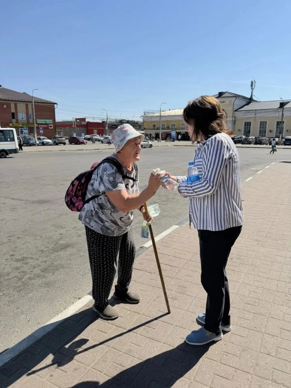 Продолжаем нашу добрую летнюю традицию — в жаркую погоду раздаем пассажирам питьевую воду на автовокзалах, автостанциях и наиболее загруженных остановочных пунктах