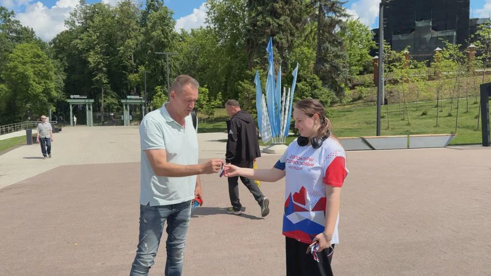 На площади Победы провели патриотическую акцию «Российский триколор», приуроченную к празднованию предстоящего Дня России На площади Победы провели патриотическую акцию «Российский триколор», приуроченную к празднованию предстоящего Дня России