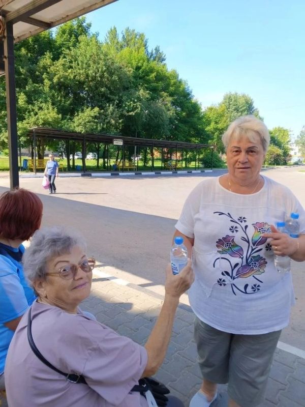 Продолжаем нашу добрую летнюю традицию — в жаркую погоду раздаем пассажирам питьевую воду на автовокзалах, автостанциях и наиболее загруженных остановочных пунктах Продолжаем нашу добрую летнюю традицию — в жаркую погоду раздаем пассажирам питьевую воду на автовокзалах, автостанциях и наиболее загруженных остановочных пунктах