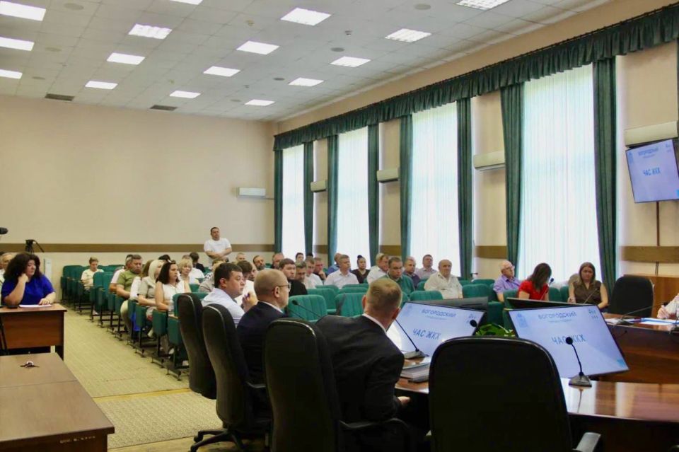 Провели сегодня «Час ЖКХ». Собрались с коллегами и разобрали то, что больше всего волнует жителей – наше с вами жильё, дворы, воду, подъезды Провели сегодня «Час ЖКХ». Собрались с коллегами и разобрали то, что больше всего волнует жителей – наше с вами жильё, дворы, воду, подъезды