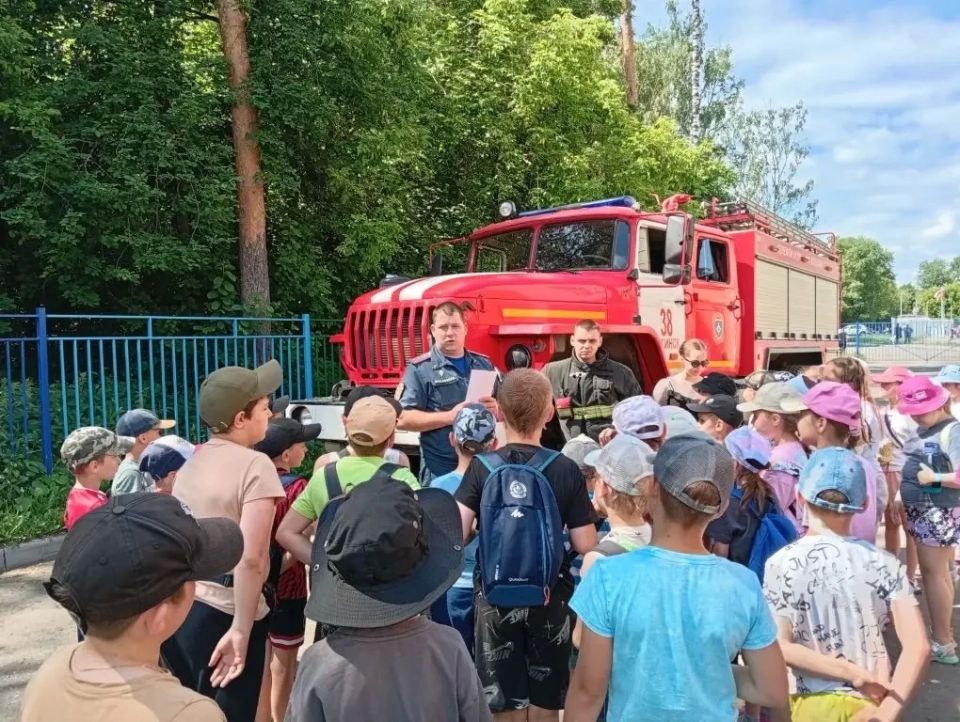 Пожарные 38-й пожарно-спасательной части провели урок безопасности для школьников лагеря «Дружный» Пожарные 38-й пожарно-спасательной части провели урок безопасности для школьников лагеря «Дружный»