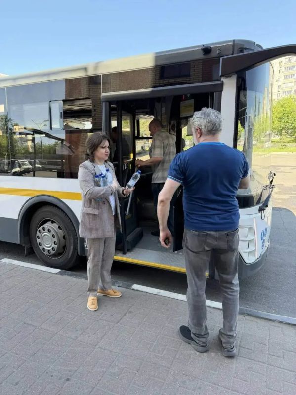 Продолжаем нашу добрую летнюю традицию — в жаркую погоду раздаем пассажирам питьевую воду на автовокзалах, автостанциях и наиболее загруженных остановочных пунктах Продолжаем нашу добрую летнюю традицию — в жаркую погоду раздаем пассажирам питьевую воду на автовокзалах, автостанциях и наиболее загруженных остановочных пунктах