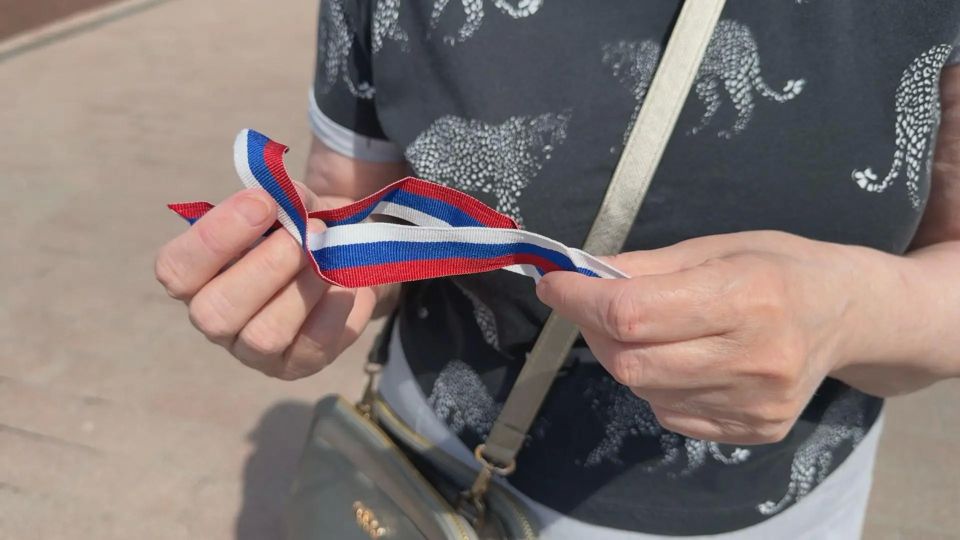 На площади Победы провели патриотическую акцию «Российский триколор», приуроченную к празднованию предстоящего Дня России На площади Победы провели патриотическую акцию «Российский триколор», приуроченную к празднованию предстоящего Дня России