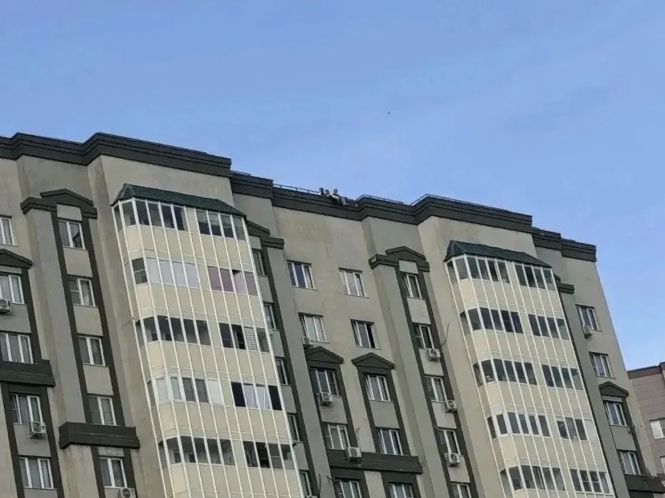 Опасная «мода» среди подростков — прогулки по крышам многоэтажек Опасная «мода» среди подростков — прогулки по крышам многоэтажек