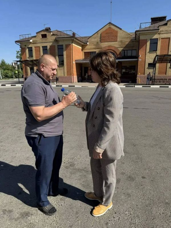 Продолжаем нашу добрую летнюю традицию — в жаркую погоду раздаем пассажирам питьевую воду на автовокзалах, автостанциях и наиболее загруженных остановочных пунктах Продолжаем нашу добрую летнюю традицию — в жаркую погоду раздаем пассажирам питьевую воду на автовокзалах, автостанциях и наиболее загруженных остановочных пунктах