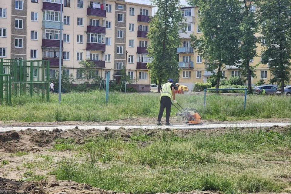Масштабное благоустройство ведётся во дворе домов №№ 56, 57 на улице Калинина и дома №102 на улице Ломоносова Масштабное благоустройство ведётся во дворе домов №№ 56, 57 на улице Калинина и дома №102 на улице Ломоносова