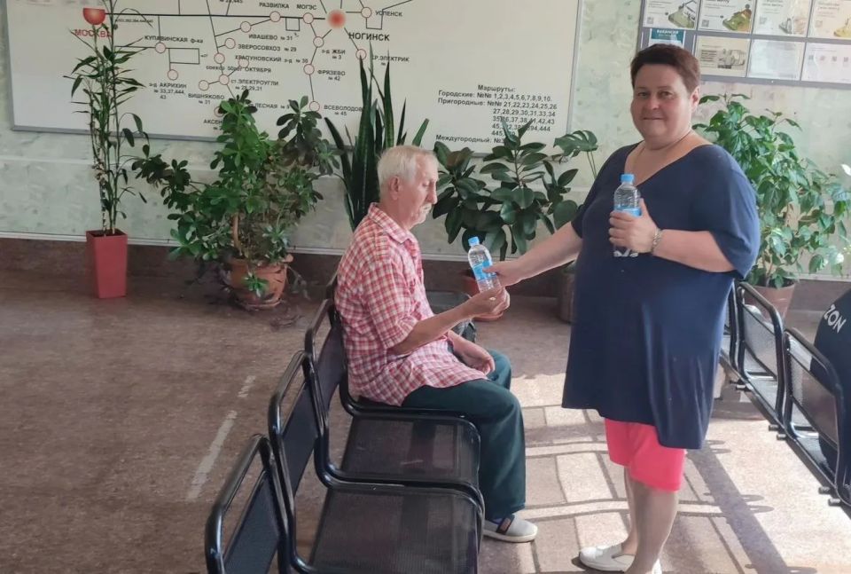 Продолжаем нашу добрую летнюю традицию — в жаркую погоду раздаем пассажирам питьевую воду на автовокзалах, автостанциях и наиболее загруженных остановочных пунктах Продолжаем нашу добрую летнюю традицию — в жаркую погоду раздаем пассажирам питьевую воду на автовокзалах, автостанциях и наиболее загруженных остановочных пунктах