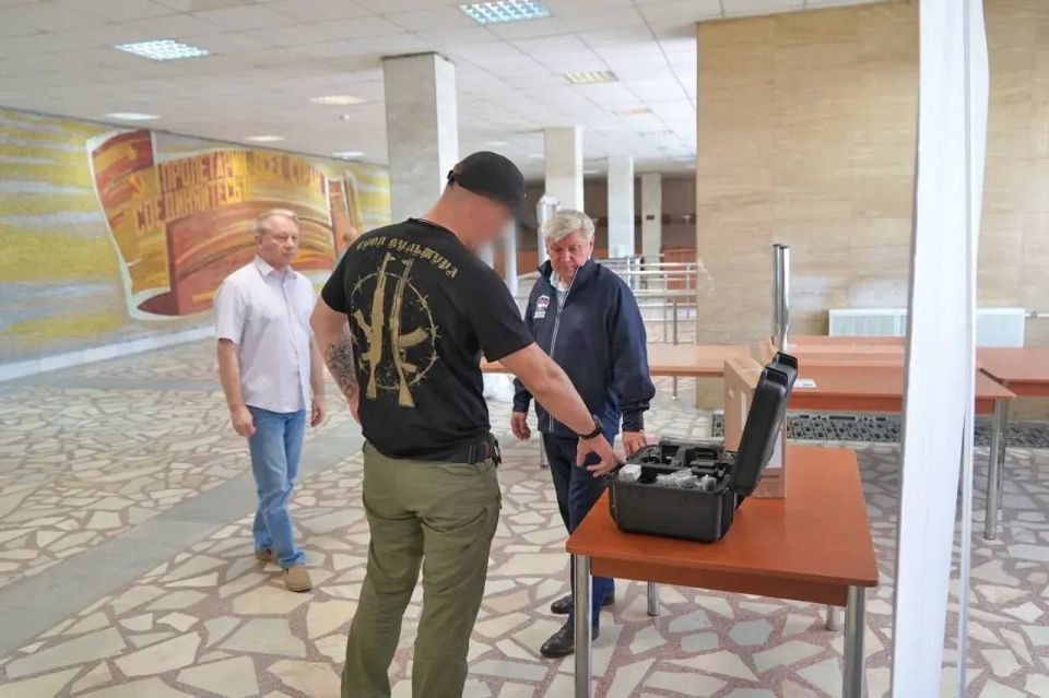 В зону проведения СВО отправили очередной гуманитарный груз В зону проведения СВО отправили очередной гуманитарный груз