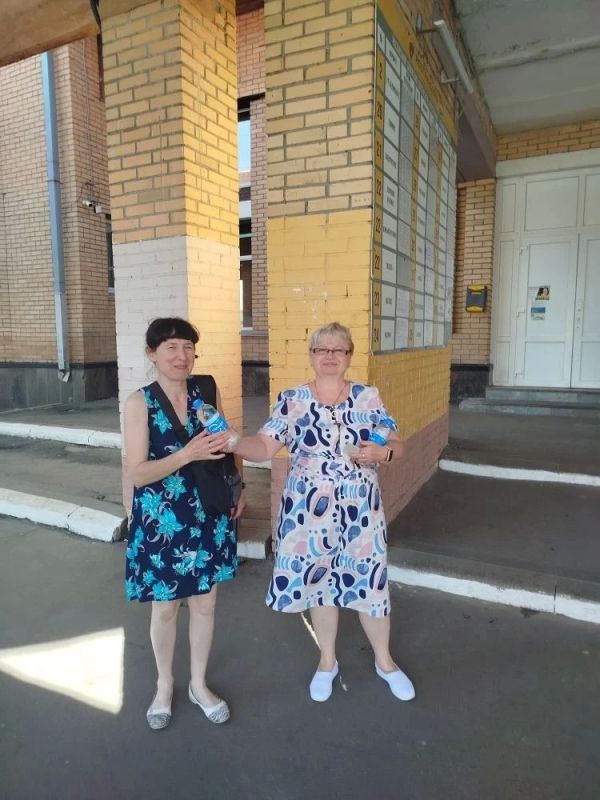 Продолжаем нашу добрую летнюю традицию — в жаркую погоду раздаем пассажирам питьевую воду на автовокзалах, автостанциях и наиболее загруженных остановочных пунктах Продолжаем нашу добрую летнюю традицию — в жаркую погоду раздаем пассажирам питьевую воду на автовокзалах, автостанциях и наиболее загруженных остановочных пунктах