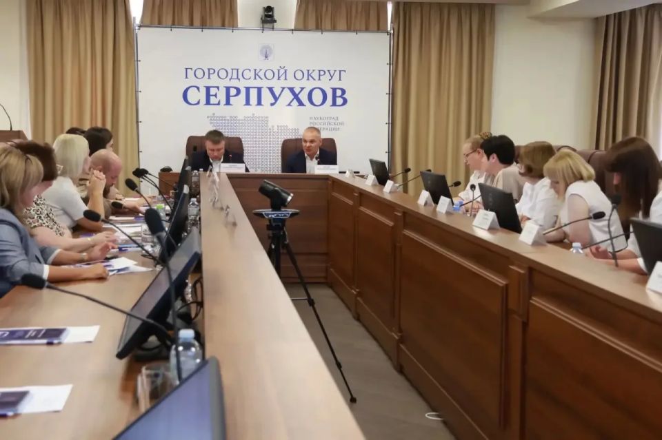 Будущее подмосковного образования обсудили на круглом столе «Школа – центр притяжения: качество знаний, воспитание, инфраструктура» в Серпухове, который объединил депутатов, педагогов-новаторов и общественных деятелей региона