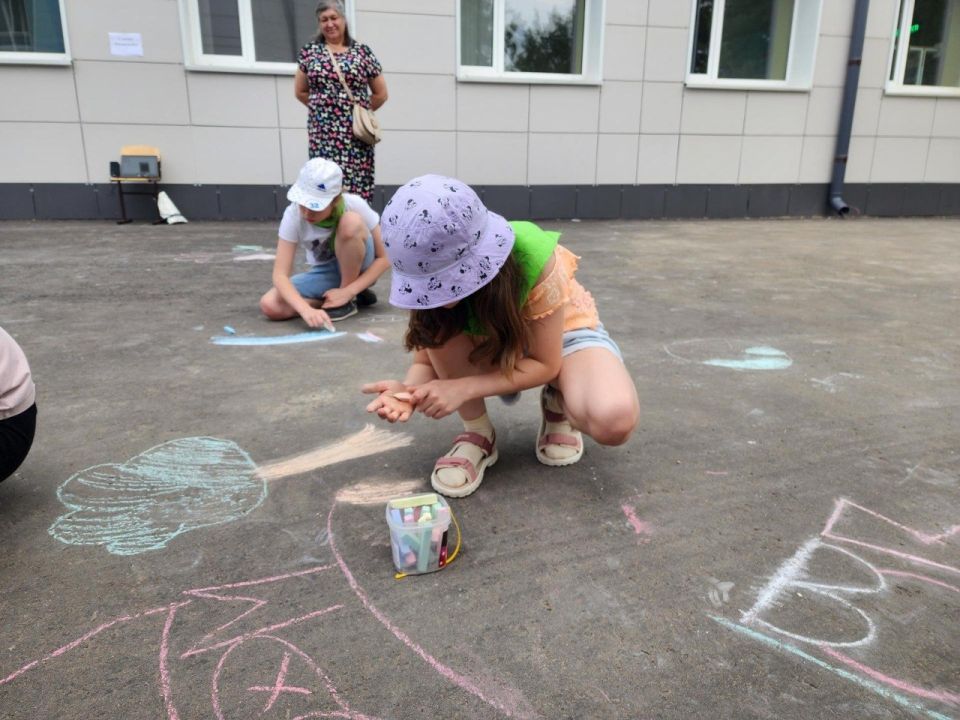 В школьном лагере Красноармейска начали рисовать общую картину мелками В школьном лагере Красноармейска начали рисовать общую картину мелками