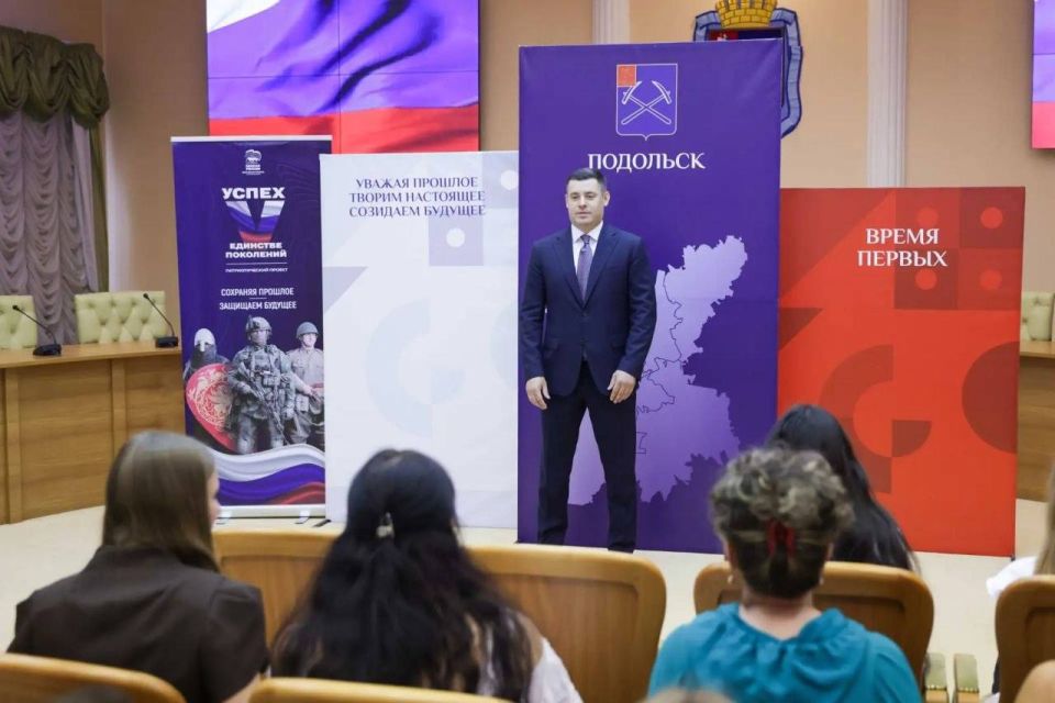 Григорий Артамонов: Сегодня вручил первые паспорта юным жителям Подольска Григорий Артамонов: Сегодня вручил первые паспорта юным жителям Подольска