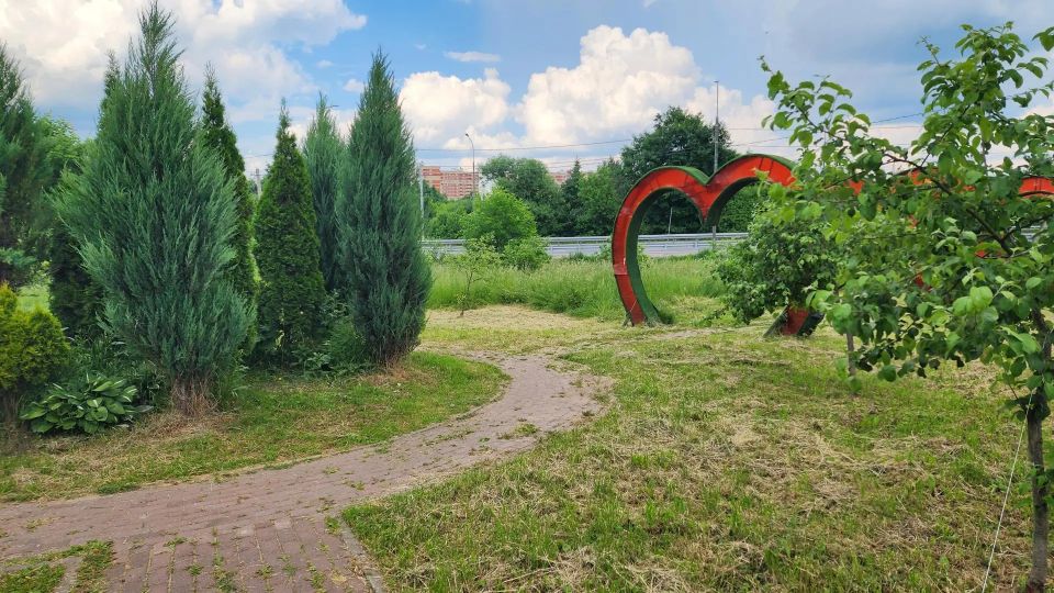 Яблоневую аллею в центре Солнечногорска приводят в порядок! Яблоневую аллею в центре Солнечногорска приводят в порядок!