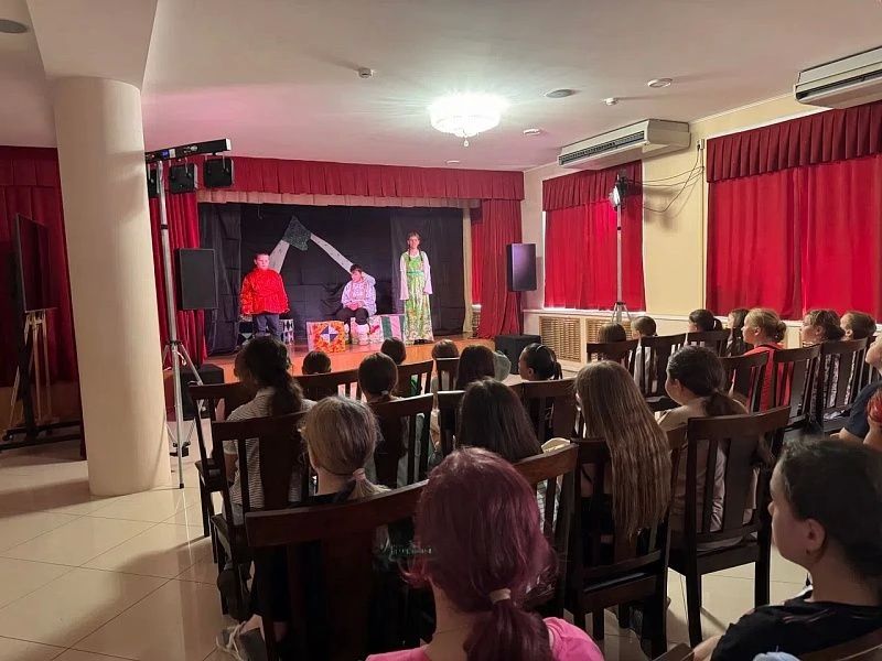 9 июня в малом зале Дворца культуры «Юбилейный» театральная студия «Спектр» показала школьникам постановку по мотивам произведения Леонида Филатова «Сказ про Федота-стрельца, удалого молодца» 9 июня в малом зале Дворца культуры «Юбилейный» театральная студия «Спектр» показала школьникам постановку по мотивам произведения Леонида Филатова «Сказ про Федота-стрельца, удалого молодца»