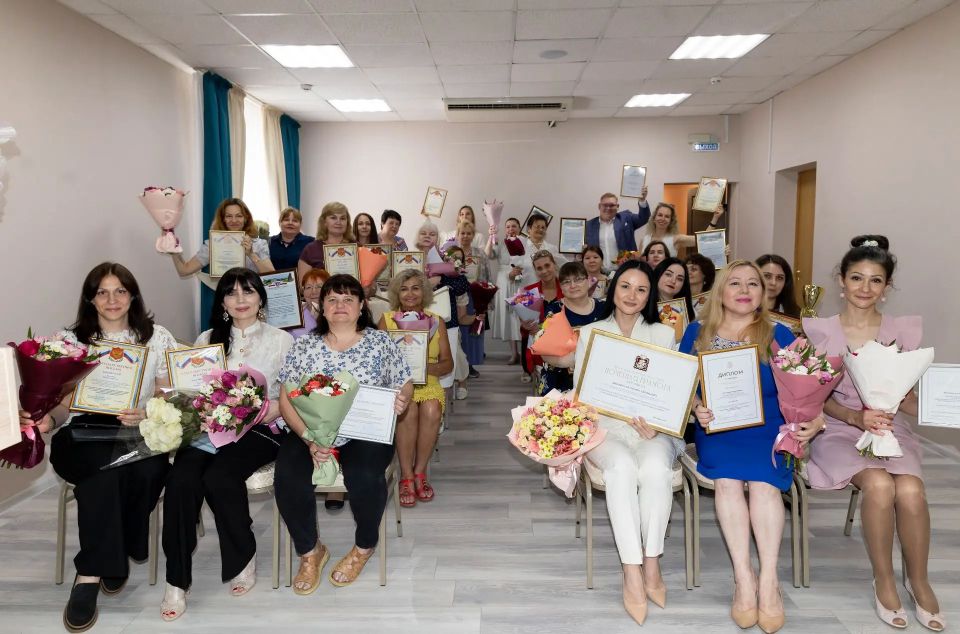 Сотрудников соцзащиты наградили в Королёве в День социального работника