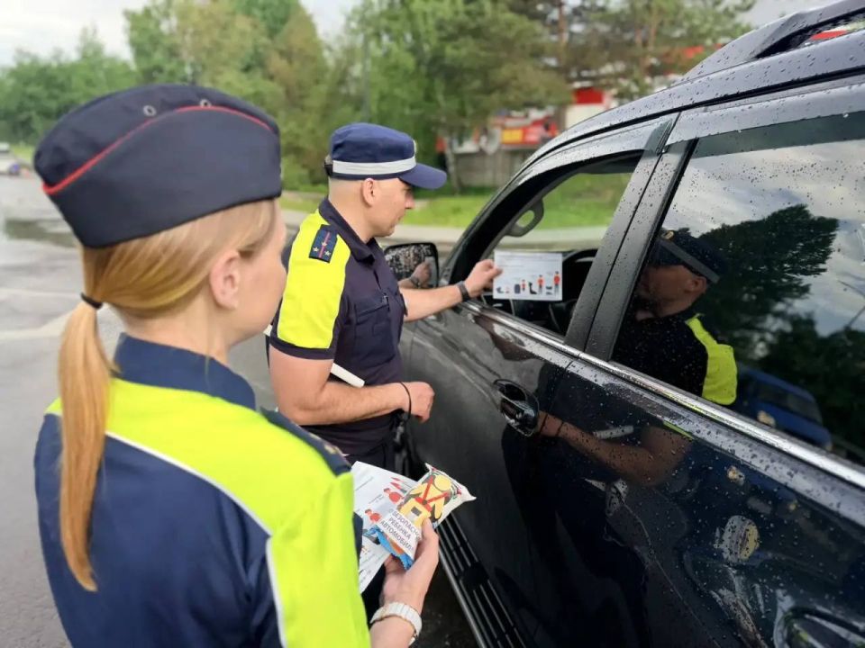 Чтобы напомнить водителям о безопасности в жаркую погоду, сотрудники Госавтоинспекции Власихи провели необычную акцию, приуроченную ко Всемирному дню мороженого Чтобы напомнить водителям о безопасности в жаркую погоду, сотрудники Госавтоинспекции Власихи провели необычную акцию, приуроченную ко Всемирному дню мороженого