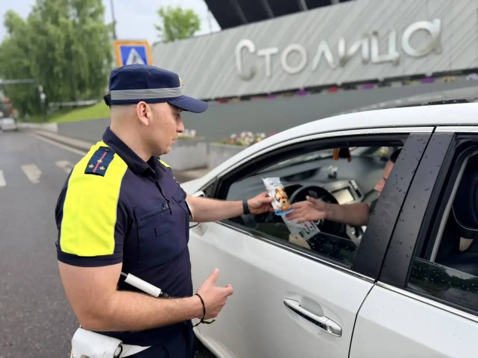 Чтобы напомнить водителям о безопасности в жаркую погоду, сотрудники Госавтоинспекции Власихи провели необычную акцию, приуроченную ко Всемирному дню мороженого Чтобы напомнить водителям о безопасности в жаркую погоду, сотрудники Госавтоинспекции Власихи провели необычную акцию, приуроченную ко Всемирному дню мороженого