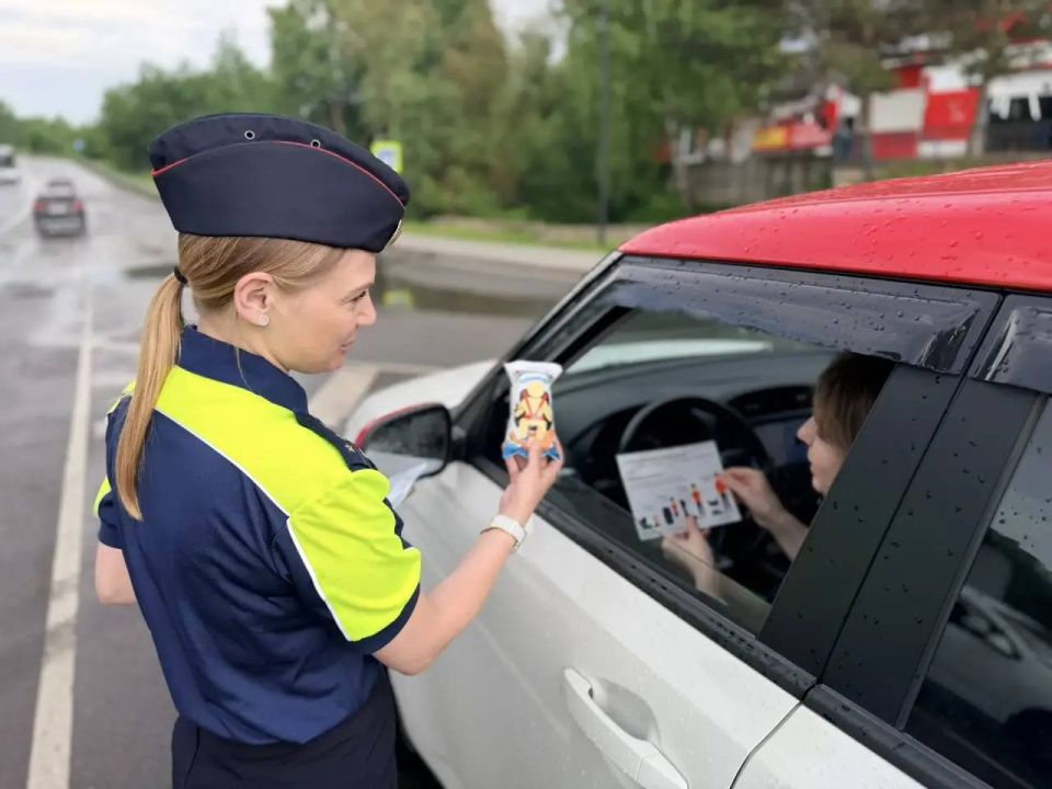 Чтобы напомнить водителям о безопасности в жаркую погоду, сотрудники Госавтоинспекции Власихи провели необычную акцию, приуроченную ко Всемирному дню мороженого Чтобы напомнить водителям о безопасности в жаркую погоду, сотрудники Госавтоинспекции Власихи провели необычную акцию, приуроченную ко Всемирному дню мороженого
