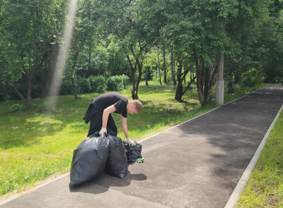 В первый месяц летних каникул в каждом Центре образования Красноармейска работают трудовые бригады