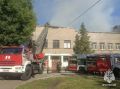 В Королёве огнеборцы тушат пожар в заброшенном здании поликлиники