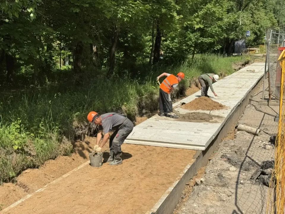 В г. Хотьково завершают обновление важного участка теплотрассы на улице Михеенко В г. Хотьково завершают обновление важного участка теплотрассы на улице Михеенко