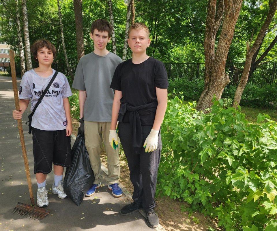 В первый месяц летних каникул в каждом Центре образования Красноармейска работают трудовые бригады В первый месяц летних каникул в каждом Центре образования Красноармейска работают трудовые бригады