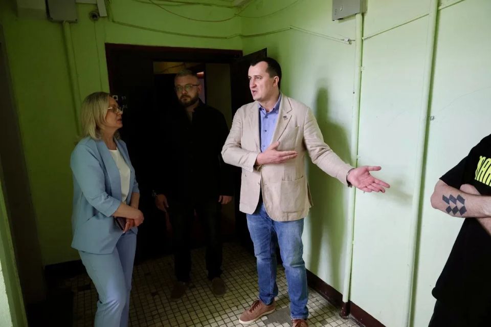 По просьбе жителей: в Балашихе устранили протечки кровли и начали ремонт подъезда на Октябрьской улице