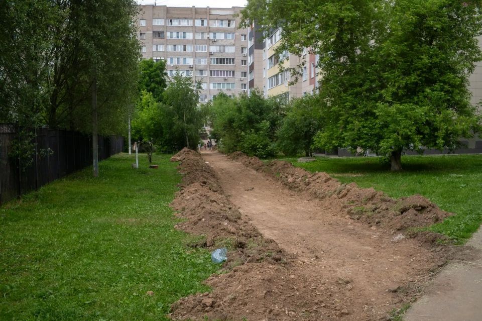 Благоустройство дворовых территорий продолжается Благоустройство дворовых территорий продолжается