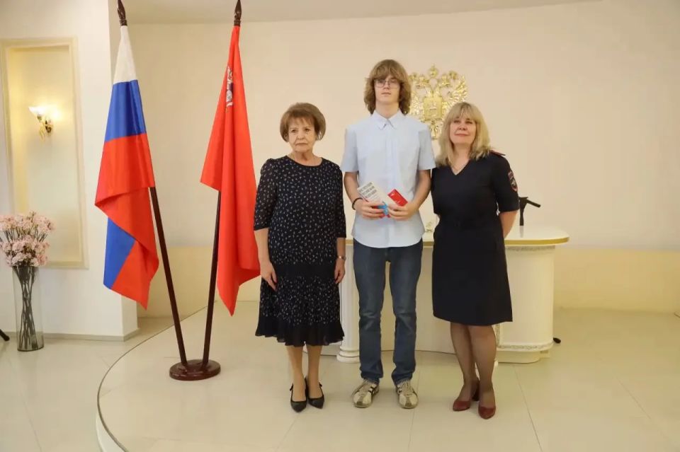 Сегодня, в преддверии. Дня России, вместе с моим заместителем Ольгой Дударевой мы вручили паспорта юным жителям нашего округа Сегодня, в преддверии. Дня России, вместе с моим заместителем Ольгой Дударевой мы вручили паспорта юным жителям нашего округа