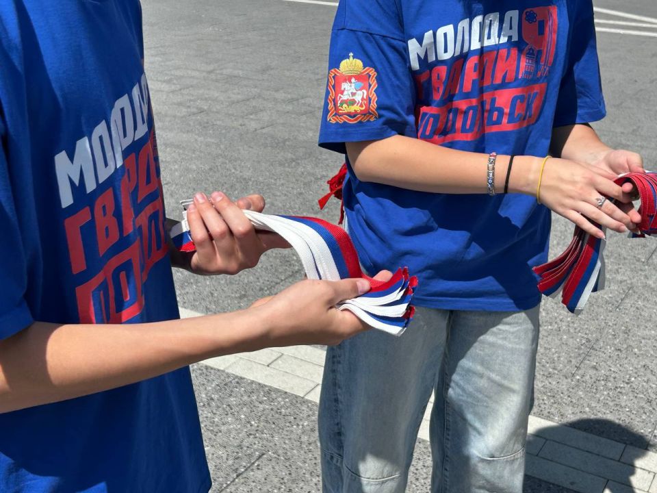 Активисты «Молодой Гвардии» раздали более 200 ленточек в Сквере Поколений Активисты «Молодой Гвардии» раздали более 200 ленточек в Сквере Поколений