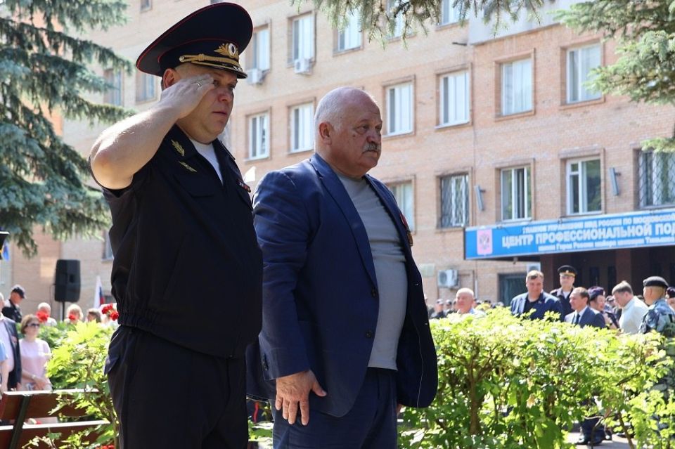 В Центре профессиональной подготовки ГУ МВД России по Московской области открыли памятник сотрудникам, погибшим при выполнении служебного долга В Центре профессиональной подготовки ГУ МВД России по Московской области открыли памятник сотрудникам, погибшим при выполнении служебного долга