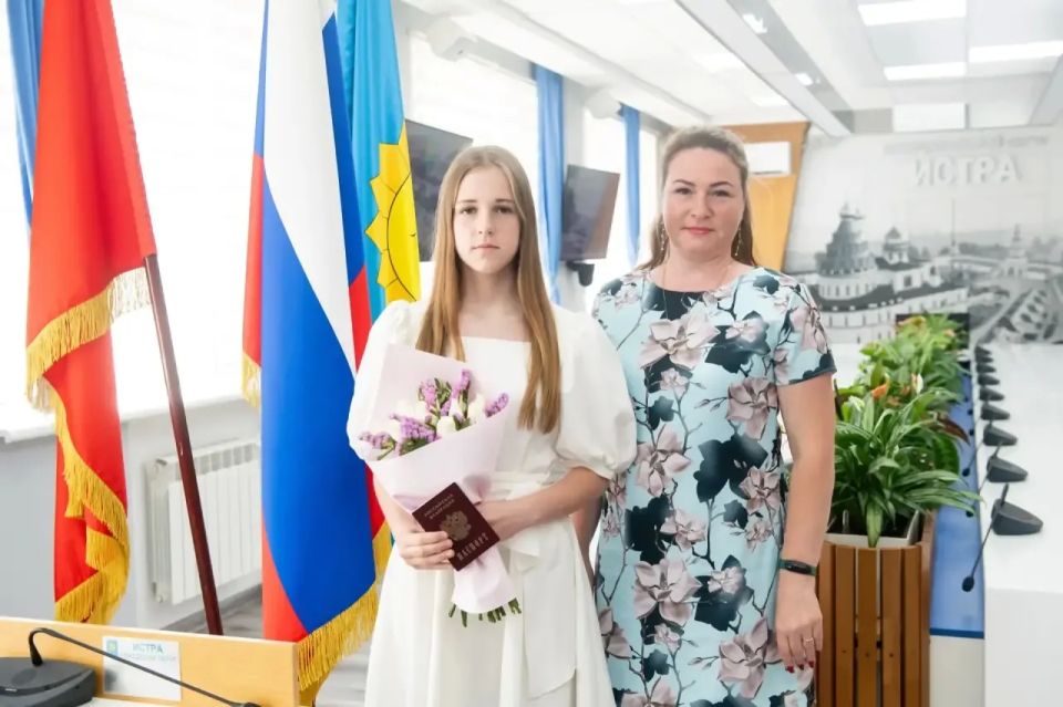 Татьяна Витушева: Сегодня, в преддверии Дня России, в торжественной обстановке вручила главный документ в жизни каждого человека – паспорт гражданина Российской Федерации Татьяна Витушева: Сегодня, в преддверии Дня России, в торжественной обстановке вручила главный документ в жизни каждого человека – паспорт гражданина Российской Федерации