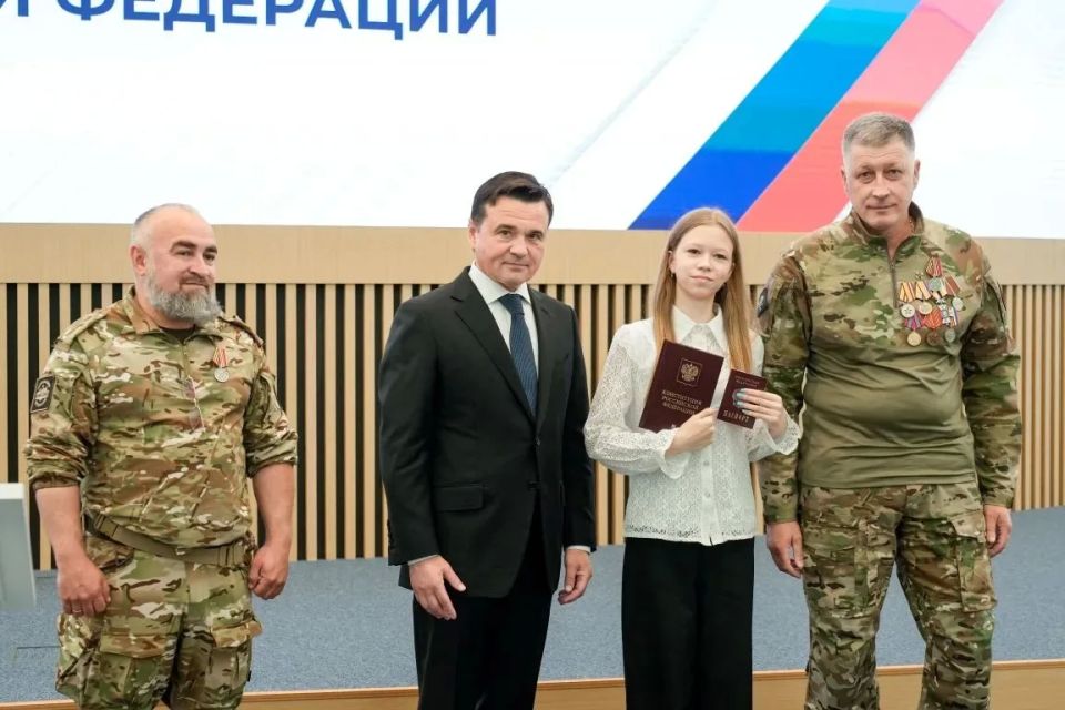 Губернатор Московской области вручил паспорт отличнице из Долгопрудного