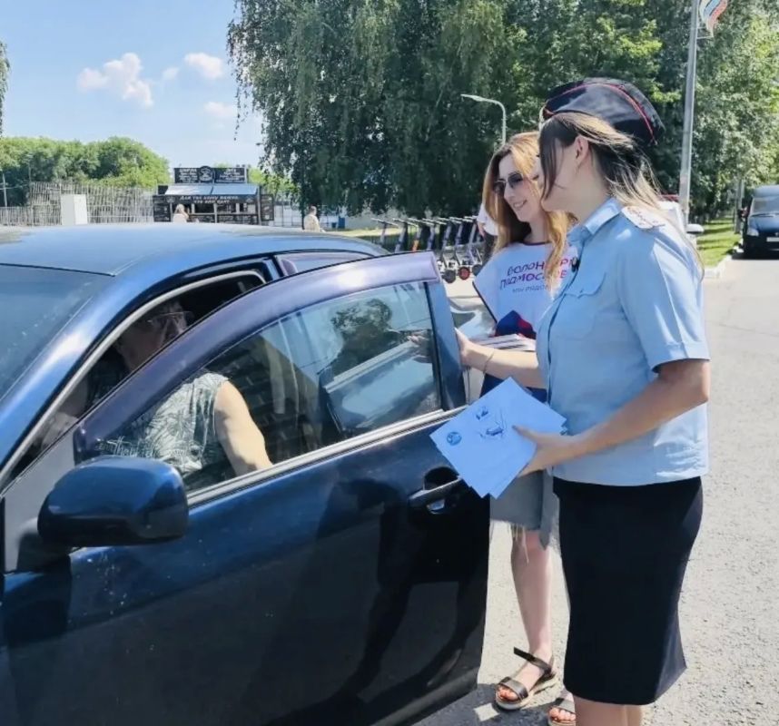 В преддверии выходных и праздничных дней сотрудники Госавтоинспекции, представители администрации округа и общественники провели целенаправленную работу по предотвращению и пресечению случаев управления транспортными... В преддверии выходных и праздничных дней сотрудники Госавтоинспекции, представители администрации округа и общественники провели целенаправленную работу по предотвращению и пресечению случаев управления транспортными...