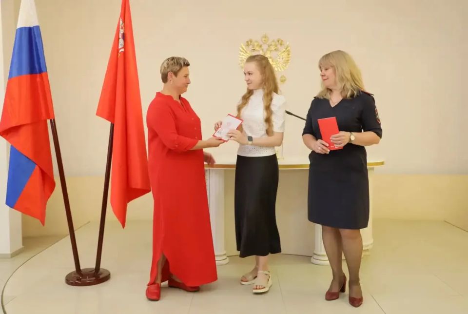 Сегодня, в преддверии. Дня России, вместе с моим заместителем Ольгой Дударевой мы вручили паспорта юным жителям нашего округа Сегодня, в преддверии. Дня России, вместе с моим заместителем Ольгой Дударевой мы вручили паспорта юным жителям нашего округа