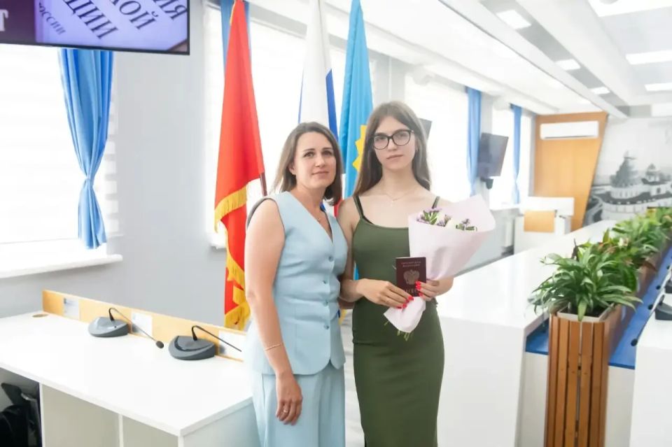 Татьяна Витушева: Сегодня, в преддверии Дня России, в торжественной обстановке вручила главный документ в жизни каждого человека – паспорт гражданина Российской Федерации Татьяна Витушева: Сегодня, в преддверии Дня России, в торжественной обстановке вручила главный документ в жизни каждого человека – паспорт гражданина Российской Федерации