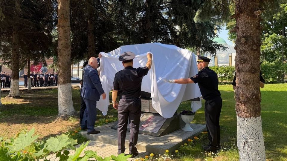 В Центре профессиональной подготовки ГУ МВД России по Московской области открыли памятник сотрудникам, погибшим при выполнении служебного долга