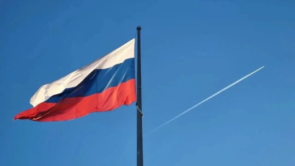 В преддверии Дня России на флагштоке состоялось торжественное поднятие флага В преддверии Дня России на флагштоке состоялось торжественное поднятие флага